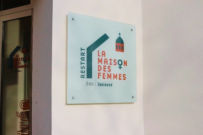Logo à l'entrée de la Maison des femmes de Toulouse